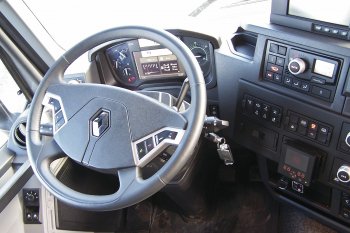 Pracoviště řidiče v dnešním sklápěči je opravdu komfortní a přehledné