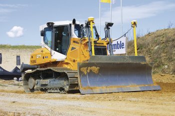 Buldozer PR 726 Litronic veden precizním systémem od Trimble