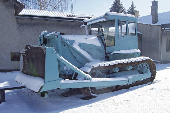 Nejrozšířenějšími pásovými traktory, dováženými k nám ze SSR, byly modely DT-54, DT-55, DT-75, Stalinec 80 a 100. S několika renovovanými stroji se můžete potkat v Průmyslovém muzeu v Mladějově, kde vám k nim také řeknou více zajímavých informací. V současnosti jsou zde k vidění traktory DT-54, DT-75, S 100, T 100 M. Více na stránkách www.mladejov.cz (foto archiv muzea)