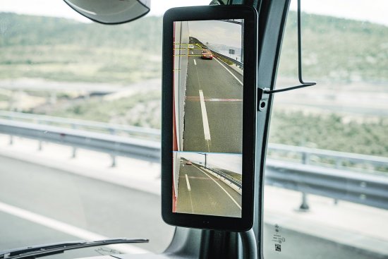 Na vnitřních „A“ sloupcích je nyní monitor systému Mirror Cam