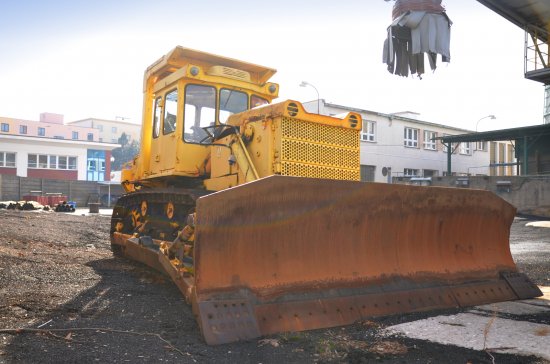 Starý dobrý „Stalinec“ s elektrickým motorem. Nahoře je vidět násypka na uhlí. Mimochodem, obsahovala v sobě čidla, které při stanovené výšce haldy automaticky zastavila sypání. Toto řešení sami vymysleli a vyrobili technici v Náchodě.