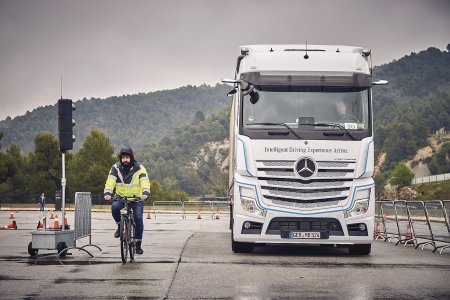 Bezpečnostní asistent uhlídá i cyklistu, který se na křižovatce postaví těsně vpravo vedle vozidla