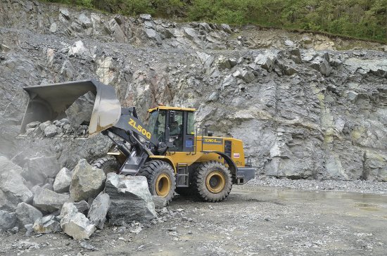 Nakladač XCMG ZL 50G si s těžkými kusy odstřeleného kamene poradí. V lomu Krásné oceňují jeho sílu, jednoduchou konstrukci a nízkou pořizovací cenu.