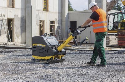 S vibrační deskou BOMAG BPR 70/70 DE lze dosáhnout velké přesnosti při práci, a to hydraulickému ovládání. Spodní deska je zesílena speciální slitinou, odolnou proti otěru.