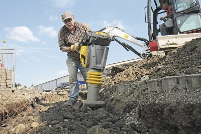 Vibrační pěch BOMAG BT 65 má bohatou výbavu, dlouhou životnost a do konce roku jej v NorWit pořídíte ještě výhodněji!