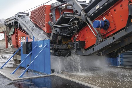 Produktová linie MobyDick Demucking je určena pro mytí stavebních strojů, těžební techniky, vojenské techniky nebo i železničních vozů.