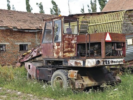 Častý pohled na vysloužilé TY45.2 u zemědělských podniků. Vyrobeno bylo v červenci 1980 a bylo osazeno ještě starším provedením chladiče oleje ve spodní části pravé strany otočné nástavby. (foto z archivu autora)