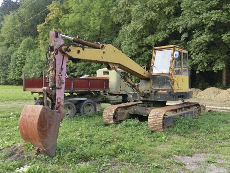 Dnes už vzácný kousek rypadla TC 45.1 označeného jako TC45 nejspíše z toho důvodu, že výroba TC45 byla zanedbatetelná (1 kus). Kabina a výložník stroje na snímcích byly nahrazeny z novějšího typu DH. Rypadlu chyběl také motor, který dle slov majitele procházel opravou. Jestli se podařilo opravu dokončit a stroj je dodnes v provozu bohužel nevíme. (foto z archivu autora)