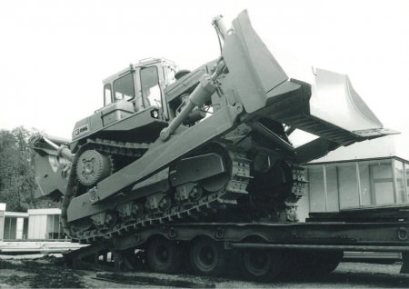 Pásový dozer D9L (na fotografii) uvedený v roce 1980 navazoval na předchozí model D9H. Pracoval v Severočeských dolech