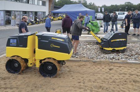 Zkouška vibrační desky BOMAG na pobočce NorWit v Pískové Lhotě