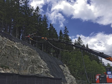 Rameno hydraulického jeřábu předvádělo své limity na skalním masivu u Labské přehrady