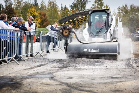 Nakladače si bylo možné vyzkoušet při reálném nasazení