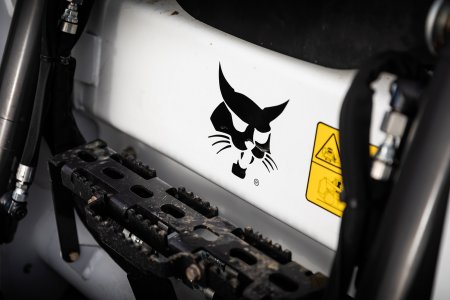 Ikonický odkaz „One Tough Animal“ zdůrazňuje hlavní vlastnosti strojů Bobcat: odolnost, hbitost a všestrannost