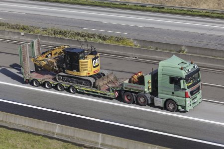 MAN TGX 26.480 na dálnici u Frankfurtu (foto Philip Lange, Shutterstock)