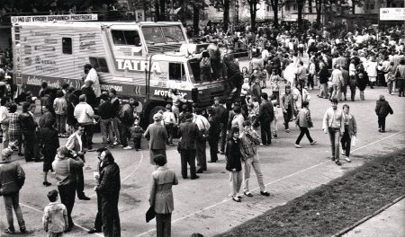 V roce 1987 to byla událost. Expedice odstartovala ze Staroměstského náměstí v Praze, přihlížely davy. V dubnu roku 1990 se v tichosti vrátila; Československem hýbala tzv. pomlčková válka (spor o nový název republiky) a zemi navštívil papež Jan Pavel II