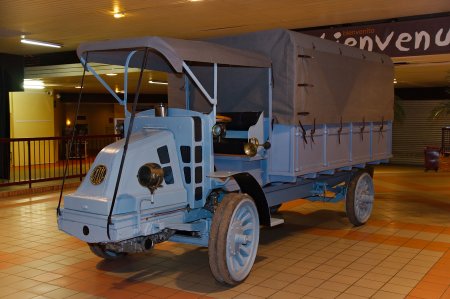 První nákladní automobily Walter Motor Truck Co. z roku 1911 měly již pohon 4x4. V podstatě šlo o mírně  pozměněné kopie francouzského tahače Latil TAR na fotografii (foto Frédéric BISSON, Wikipedia)
