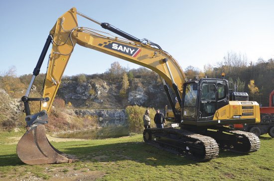 Stroj s pohotovostní hmotností 27 000 kg a motorem Cummins QSB 6.7 o výkonu 142 kW nabízí vše, co je potřeba pro těžkou práci při těžbě, demolicích i pozemním stavitelství