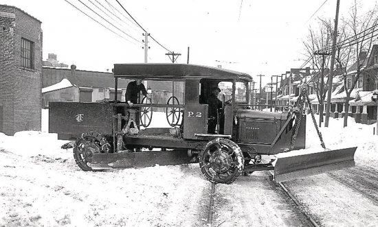 Vozidlo Walter s čelní angledozerovou a střední grejdrovou radlicí na shrnování sněhu v období dvacátých let