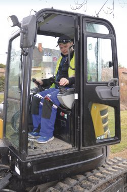 Tomáš Sooky začínal na minirýpadle Cat. Dnes je jeho „domovským“ strojem pásový dozer Cat D6, ale strojnický průkaz má v podstatě na všechny stroje