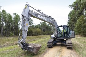 Tichá a úsporná hybridní rýpadla Kobelco SK210HLC-10 těží žulu na Plzeňsku