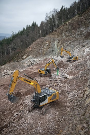 Zbrusu nové pásové rypadlo R 930 s emisní normou Stage V je odpovědí na požadavek zákazníků po 30tunových strojích.