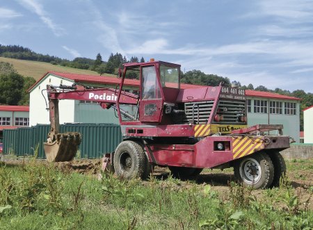 Rypadlo pana Pončíka je unikátní právě pro svoji dochovanou zešikmenou kapotáž, ta nejspíše v Martině vyrobena nebyla, ale pochází z originálních dovezených francouzských dílů. Stroj nejspíše pochází z naprostého počátku výroby v Martině (1972–1973), a i přesto stále pracuje v plném nasazení. (foto Tomáš Straňák)