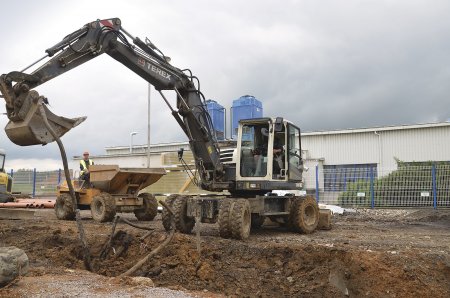 Kolové rýpadlo TEREX TC110, dodané firmou ASbud, najdeme v těchto dnech v průmyslové zóně v Lanškrouně, kde firma HORKON staví příjezdovou cestu. V době naší návštěvy vykopávali rýpadlem ze země staré rezavé trubky, dlouhé i přes pět metrů.