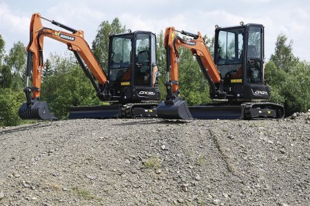 Sortiment kompaktních rypadel společnosti Doosan rozšiřují 2,7tunový DX27z a 3,5tunový DX35z s nulovým přesahem nástavby.