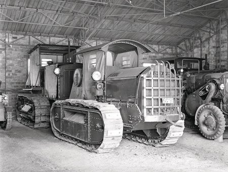 V popředí pásový traktor Hanomag Z50, který sloužil v Maďarské královské armádě (foto Lissák Tivadar, wikipedia)