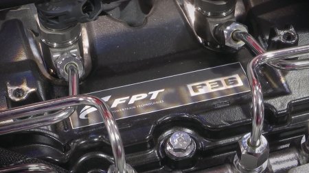 Motor F36 Stage V je schopný dodat výkon až 105 kW. Má objem válců 3,6 litru a krouticí moment 600 Nm.