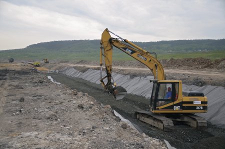 Pásová rýpadla z Půjčovny MARENT jsou aktuálně nasazené například na překládce podzemního potrubí v severočeském povrchovém dolu Vršany. (foto Jan Rybář)