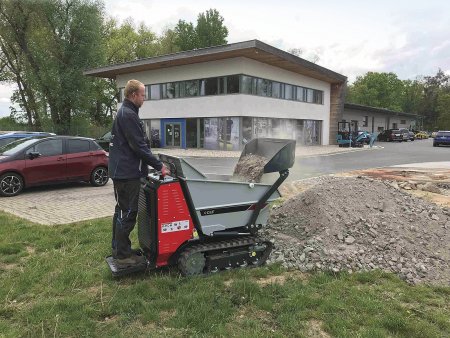 Výkon minidumperu T85 je zajišťován dvěma pístovými a jedním zubovým hydraulickým čerpadlem.