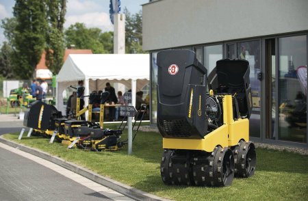 Jedinečnou možnost, jak se seznámit s prodávanou technikou, jsou Dny otevřených dveří, které i rma NorWit na svých pobočkách pravidelně pořádá. Na fotografii vystavená hutnicí technika BOMAG na pobočce v Pískové Lhotě u Poděbrad.