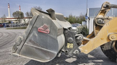 Rychloupínač je ovládán hydraulicky z kabiny stroje, strojník nemusí při výměně vystupovat.