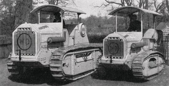 Celkový pohled na dvojici pásových traktorů WD Z 28 a WD Z 50