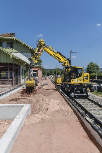 U stavebních strojů je práce v porovnání se servisováním lokomotiv pestřejší, probíhá hodně v terénu a v pohybu