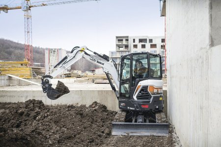 Minirypadla Bobcat řady R s hmotností 2–4 tuny zahrnují pět modelů kompaktních strojů. Na obrázku minirýpadlo Bobcat E27