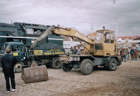 Snímky DH 112 z roku 2004 zachycují nakládání uhlí do parní lokomotivy v rámci železničářských oslav „Pod vrcholky Bílých Karpat“ (foto Marek Navrátil)