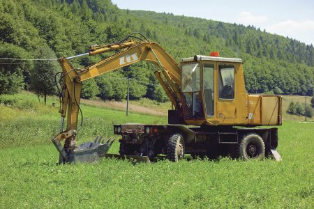 Z článku je jasné, že potkat dnes rypadlo DH 132 je velká vzácnost. Stroj na snímcích je navíc stále v provozu při menších pracích na domácí farmě. Rypadlo bylo vyrobeno v červnu roku 1989 s výrobním číslem 4, což je 5 let po rypadlu s výrobním číslem 3... Údajně bylo v průběhu roku 1989 vyrobeno ještě asi 6 dalších rypadel, což by znamenalo, že z Dubnice vyjelo celkem 10 ks DH 132