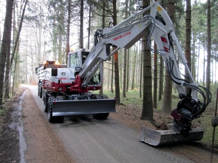 Ovládání pojezdu je u Takeuchi hydraulické; skrze zubové hydraulické čerpadlo