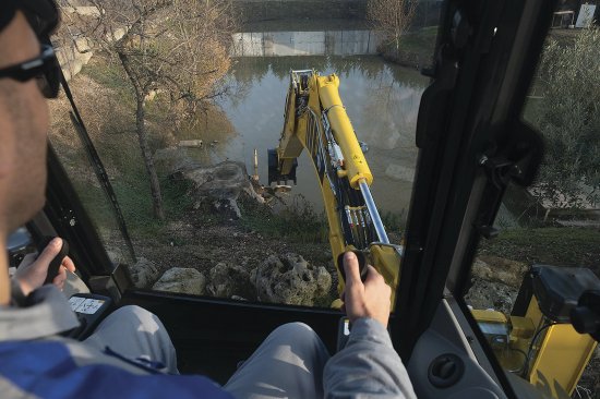 Při hloubení lze použít funkci &bdquo;Speed-Up&rdquo;. Výkon hydraulického čerpadla se pak okamžitě zvýší z 33 kW na 44 kW