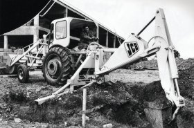 Jubilejní 750 000. traktorbagr JCB. Koncepce stroje s lopatou vepředu a podkopem vzadu táhne již sedm dekád