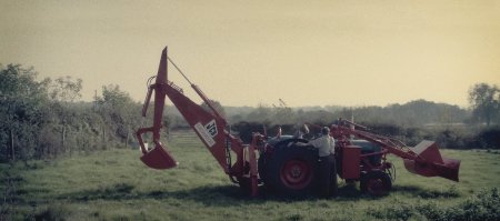 Koncept zcela nového stroje, rýpadlo-nakladače JCB Mark I, doslova ohromil celý svět