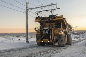 Dampry na trolejích. Po testování ve Švédsku přichází s elektricky poháněnými stroji i Caterpillar