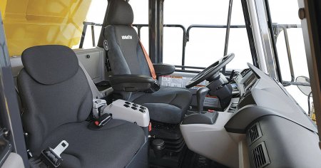 Uvnitř stroje přivítá řidiče odhlučněná a prostorná kabina s uspořádáním sedadel 1+1