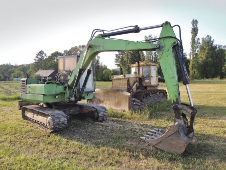 Pásové rypadlo DH 151 v roce 2018 stále v kondici. V pozadí je buldozer DZ-110A na traktoru ČTZ T-130 (foto Michal Traj)