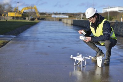 Za zlomek času, který by na zemi potřebovali geodeti, zpracují zaměření stavby speciální
drony