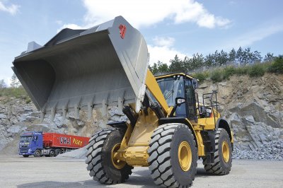 Dvě špičky ve svých třídách lopata RENOMAG a Cat 972 M XE