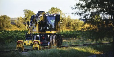 Elektronický systém společně s mohutným protizávažím zajišťuje bezproblémové a přesné ovládání stroje. Například při práci s podbíjecím agregátem