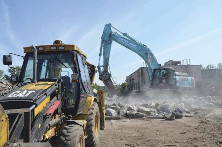 Kobelco v tandemu se straším rýpadlo-nakladačem Cat řady D